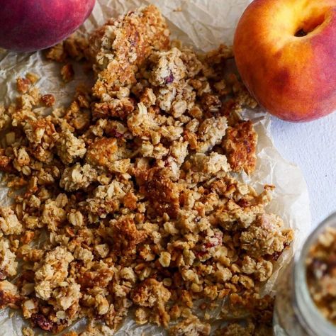 Nfl Snacks, Peach Granola, Granola Crumble, Chat Food, Breakfast Cravings, Peach Crumble Bars, Easy Peach Pie, Sailor Bailey, Coconut Cream Pie Recipes