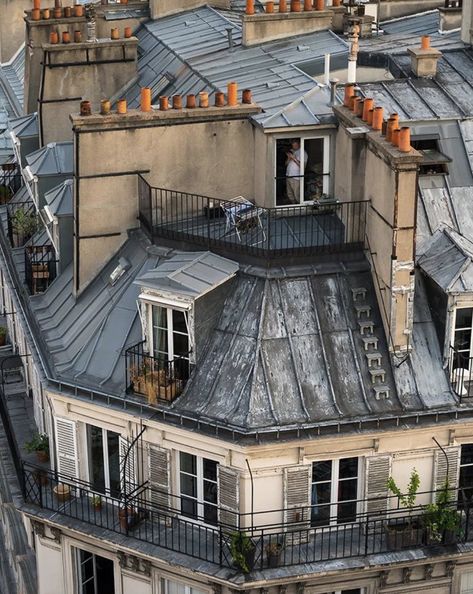 Parisian Apartment Exterior, Romantic Architecture, Apartment Rooftop, Paris Buildings, Rooftop Apartment, Parisian House, Paris Rooftops, Parisian Architecture, French Designers