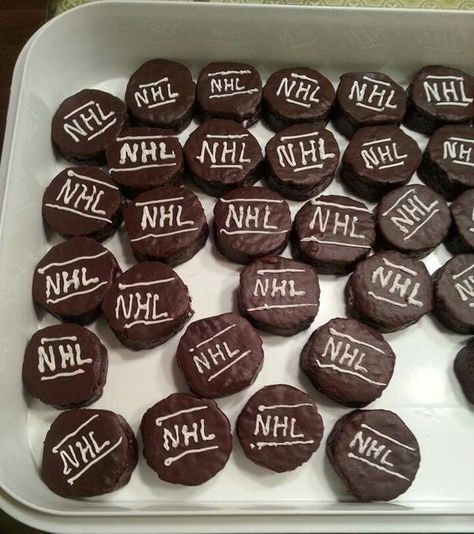 Hockey puck snack cakes for hockey birthday party Hockey Puck Cake Pops, Hockey Themed Food, Hockey Party Food, Hockey Birthday Party Ideas, Hockey Snacks, Hockey Party Ideas, Rock N Roll Theme, Hockey Birthday Party, Hockey Birthday Parties