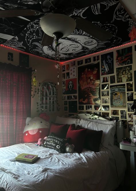 Black Wall Room Ideas, Dark Room Inspiration, Emo Room Ideas, Alternative Bedroom, Punk Room, Dream Bedroom Inspiration, Cool Room Decor, Chill Room, Retro Room