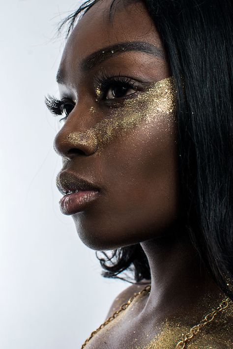 Gold Face Paint, Makeup Gallery, Glitter Makeup Looks, Gold Skin, Face Art Makeup, Biodegradable Glitter, Avant Garde Makeup, Glitter Face, Cool Makeup Looks