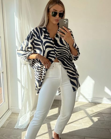 Zebra Print Top Outfit, Zebra Shirt Outfit, Animal Print Top Outfit, Zebra Print Clothes, Printed Top Outfit, Printed Shirt Outfit, Hm Jeans, Top Outfit Ideas, Zebra Print Top