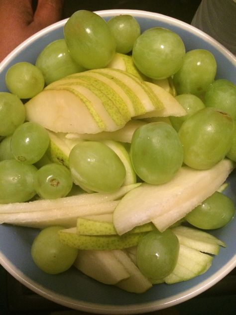 My green bowl (green apples, pears, and grapes Pretty Fruit, Apple Snacks, Food Motivation, Green Apples, Green Bowl, Healthy Food Motivation, Yummy Comfort Food, Healthy Fruits, Yummy Foods