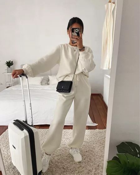 Airport Set Outfit, Hoodie Travel Outfit, Tracksuit Outfit Women Airport, Airport Outfit Matching Set, Bachelorette Airport Outfit, Hoodie Airport Outfit, Airport Outfits, Airport Fashion, Airport Outfit Classy