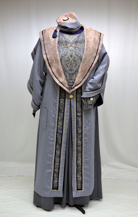 Dumbledore robes 1 Dumbledore Costume, Harry Potter Robes, Harry Potter Halloween Costumes, Wizard Robes, Harry Potter Dolls, Wizard Costume, Forbidden Forest, Medieval Clothes, Harry Potter Cosplay