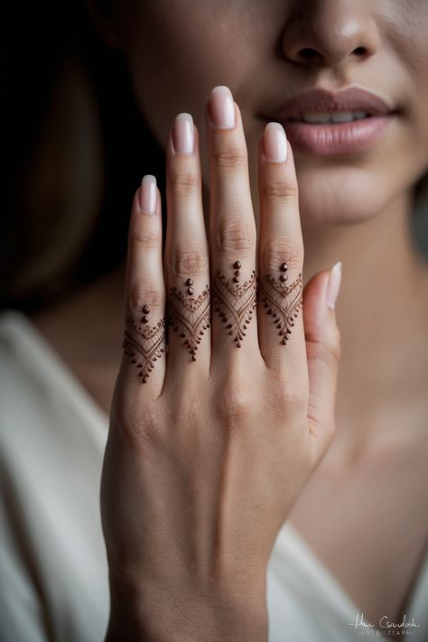 Elevate your style with these modern ring-inspired henna accents. Perfect for brides, festivals, or everyday glam, this subtle yet stylish mehndi design adds a chic touch to any look. Pin now and save these minimalist finger patterns for your next special occasion. Minimalist Henna Design Simple, Modern Mehndi Designs Simple, Henna Fingers, Minimalist Henna, Fingers Mehndi Design, Arabian Mehndi, Fingers Mehndi, Finger Mehndi Designs, Henna Styles