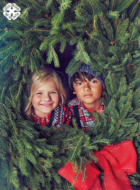 Joy to all, B'gosh Believe! Christmas Photo Ideas For Toddlers, Family Christmas Picture Ideas, Toddler Christmas Photos, Christmas Pictures Kids, Holiday Card Pictures, Christmas Picture Ideas, Christmas Family Photoshoot, Family Christmas Outfits, Christmas Card Pictures