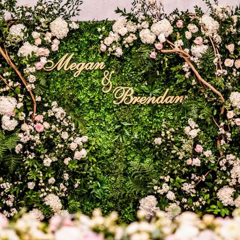 Creative Wedding Sign, Backdrop Diy, Photo Backdrop Wedding, Flower Wall Wedding, Grass Wall, Wedding Backdrop Decorations, Wedding Design Decoration, Flower Wall Backdrop, Backdrop Wedding