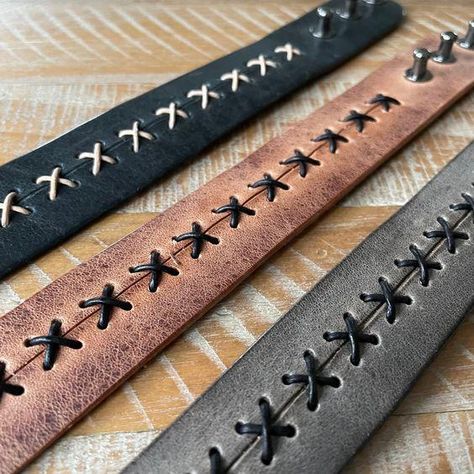 $45,00 Leather Bracelet Patterns, Diy Leather Rings, Leather Armband, Neutral Bracelet, Leather Bracelet Tutorial, Leather Working Projects, Diy Leather Bracelet, Leather Lacing, Leather Bracelets Women