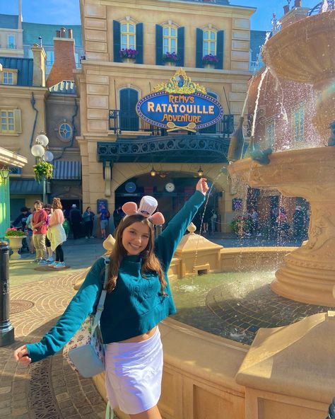 Park Photo Ideas Aesthetic, Ratatouille Outfit Ideas, Disney Posts Instagram, Photo Spots At Disney World, Disney Pic Ideas, Poses At Disney World, Epcot Ideas, Disney World Poses, Disney Epcot Outfit