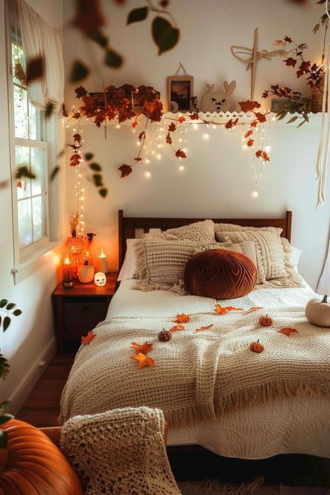 Fall And Halloween Decor Ideas Bedroom, Fall Bedroom Decor Aesthetic, Halloween Room Aesthetic, Bedroom Fall Decorations, Eerie Lighting, Autumn Bedroom, Halloween Bedroom Decor, Halloween Living Room, Autumn Room