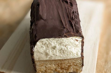 Vegan ice cream bars Peanut Butter Crust, Ice Cream Bar Recipe, Chocolate Banana Cake, Blueberry Ice Cream, Ice Cream Bars, Dairy Free Ice Cream, Ice Cream Base, Vegan Ice Cream, Icecream Bar