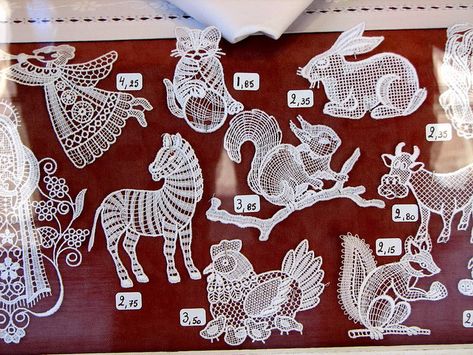 Bruges lace Crochet Applique Patterns Free, Crochet Garden, Bruges Lace, Viking Sewing Machine, Irish Crochet Motifs, Crochet Symbols, Form Crochet, Handmade Inspiration, Point Lace