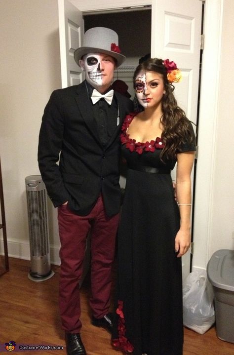 Halloween Ideias, Costume Couple, Sugar Skull Costume, Costumes For Couples, Unique Couple Halloween Costumes, Day Of The Dead Party, Skeleton Makeup, Costume Works, Holloween Costume