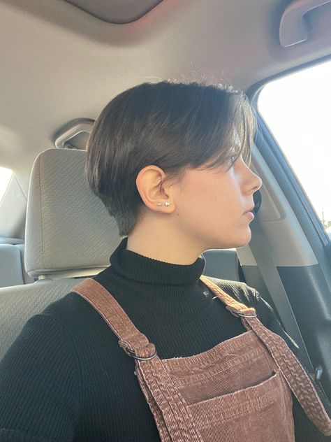 Curtain Pixie Haircut, Tomboy Haircut Short Shaved Sides, Pixie Curtain Bangs, Vintage Pixie Haircut, Korean Short Hair Pixie, Short Tomboy Haircut For Women, Pixie Cut Middle Part, Short 80s Hairstyles, Pixie With Curtain Bangs