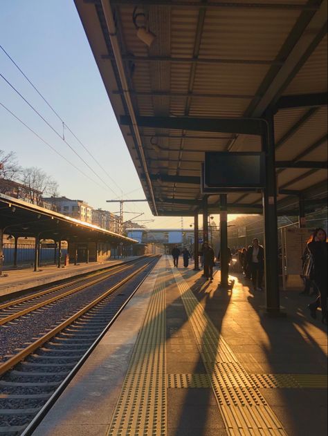 One Point Perspective Room Photography, Spaces And Places Photography, Public Reference, One Point Perspective Photography, Train Station Photography, Train Station Aesthetic, One Point Perspective Room, Street Perspective, Train Seat