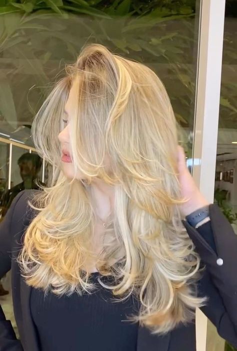 Butterfly Haircut Blonde, Butterfly Haircut Mid Length, Butterfly Haircut Shoulder Length, Butterfly Haircut Side Part, Hairstyles Butterfly, Butterfly Haircuts, Butterfly Layers, Blowout Hairstyles, Long Hair Highlights