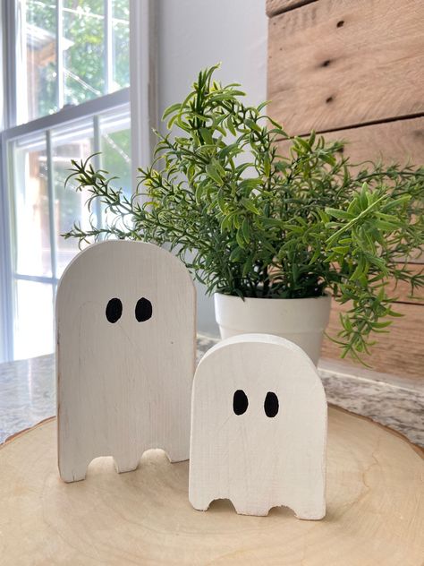 Our Set of 2 wooden ghosts are perfect for your Halloween decor! The ghosts are 5" and 3" tall, hand painted and also stand independently.  FREE SHIPPING on orders of $35 or more! See our other listings for the Haunted House and more Halloween decor! Ghost And Pumpkin Decor, Wood Crafts Halloween, Mummy Decor, Minimalist Halloween Decor, Diy Ghost Decoration, Mummy Decorations, Wooden Ghost, Simple Halloween Decor, Halloween Tiered Tray Decor