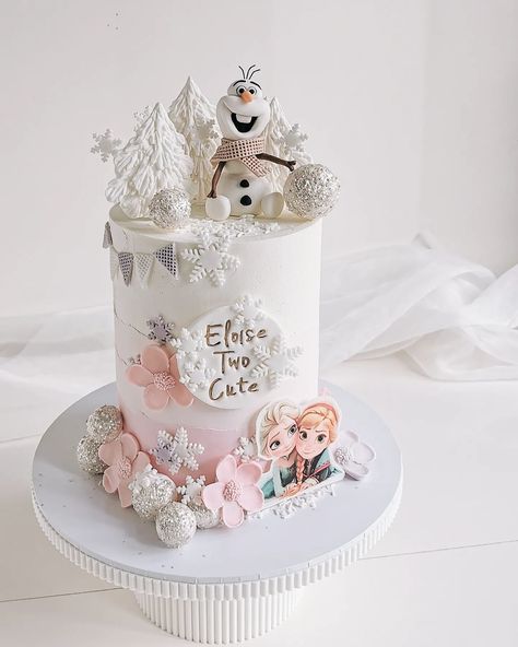 Kully | Pretty Little Cakes (@pretty.littlecakes) • Instagram photos and videos Elsa And Olaf Cake, Frozen Cake Birthday, Frozen 2 Cake, Olaf Birthday Cake, Tom Cake, Elsa Torte, Cakes Pretty, Olaf Birthday, Olaf Cake