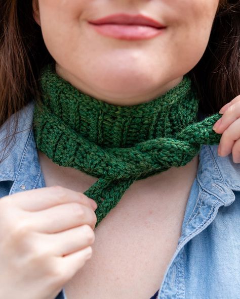 This free mini scarf crochet pattern is perfect for beginners! You'll love its modern knit-like texture and polished i-cord edging. Sarah Maker, Sashay Crochet, Bandana Cowl, Crochet Cowl Free Pattern, Mini Scarf, Double Crochet Decrease, Neck Scarf Tying, Crochet Bandana, Crochet Scarf Pattern Free