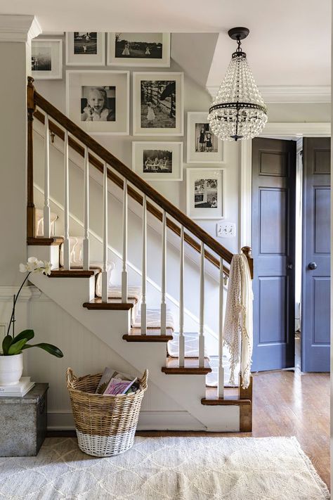 39 Staircase Ideas for Every Style of Home Photo Wall Stairs, Stair Photo Walls, Decoration Cage Escalier, Staircase Photo Wall, Stairway Pictures, Gallery Wall Stairs, Staircase Frames, Stairway Gallery Wall, Stair Wall Decor