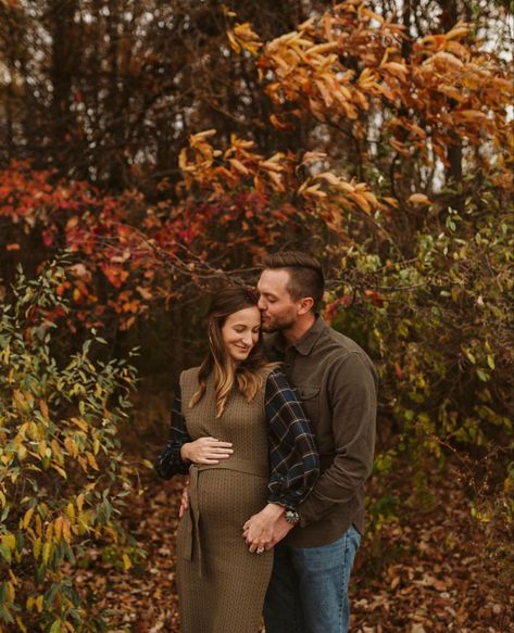 Maternity Fall Outfits Photoshoot, Casual Fall Maternity Photoshoot, Late Fall Maternity Pictures, Maternity Photography Autumn, Autumn Maternity Photoshoot, Forest Pregnancy Photoshoot, Maternity Pumpkin Patch Photos, Winter Maternity Pictures With Toddler, Fall Maternity Photoshoot Outfits