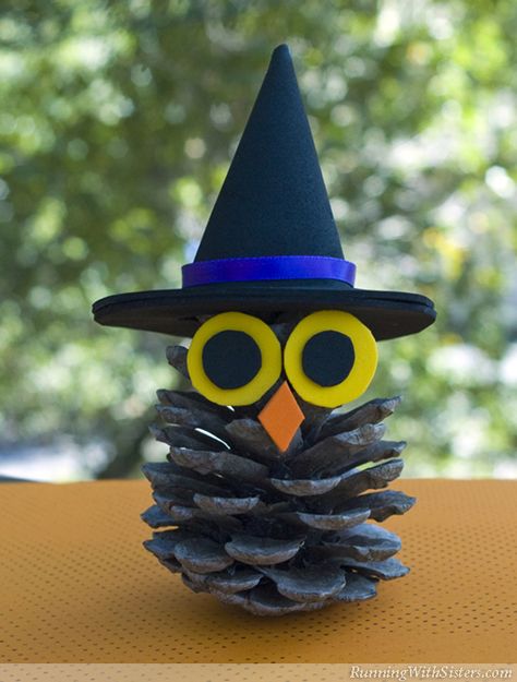 Witchy Pinecone Owl - fun Halloween kid craft using a pinecone and craft foam or felt! Pinecone Owls, Fun Halloween Crafts, Halloween Games For Kids, Adornos Halloween, Easy Halloween Crafts, Cones Crafts, Owl Crafts, Pine Cone Crafts, Halloween Crafts For Kids