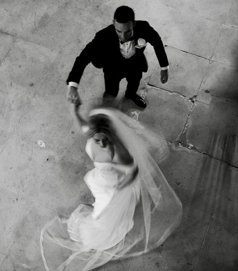 Bride And Groom Pictures Intimate, Vibey Wedding Pictures, Moody Wedding Pictures, Positano Wedding, Moody Wedding Photography, Prewedding Shoot, Wedding Content, Wedding Portrait Poses, Timeless Photography