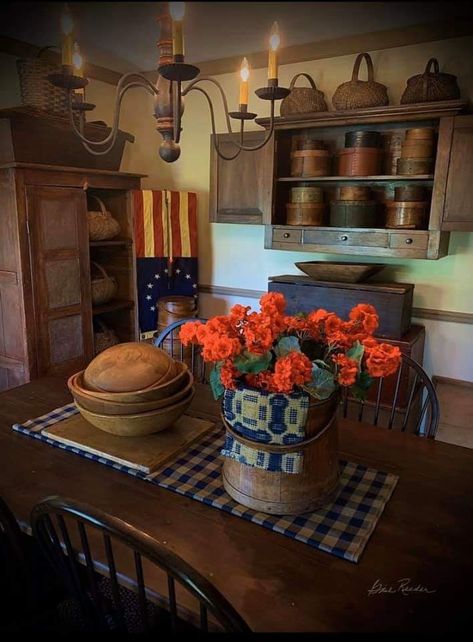 Decorating Living Room Shelves, Primitive Dinning Room, Gail Reeder, Colonial Dining Room, Primitive Dining Room, Colonial Decorating, Americana Home Decor, Primitive Dining Rooms, Living Room Decor Country