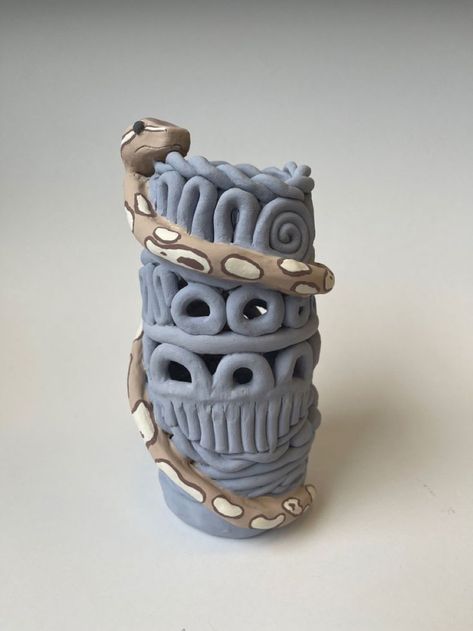 Coil Pot Animals, Coil Method Pottery, Clay Coil Vase Ideas, Snake Coil Pot, Clay Coiling Ideas, Decorative Coil Pots, Creative Coil Pots, Coil Vase Ceramics Ideas, Ceramics Coil Pot