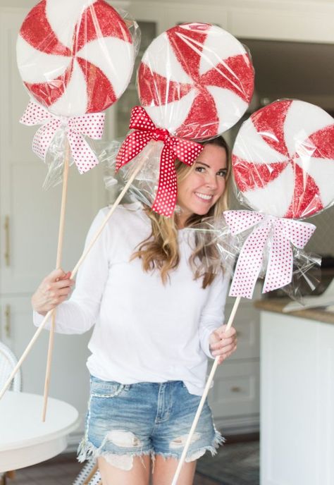 Peppermint Christmas Decorations, Peppermint Tree, Home Christmas Tree, Candy Christmas Tree, Gingerbread Christmas Decor, Peppermint Christmas, Christmas Tree Decorations Diy, Candy Decorations, Christmas Parade