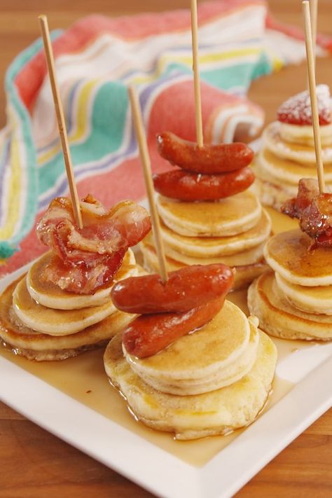 Mini Pancake Stacks Vert 1 Christmas Brunch Menu, Easter Brunch Buffet, Breakfast Charcuterie, Breakfast Boards, Graduation Brunch, Fancy Brunch, Baking Bad, Brunch Appetizers, Easter Brunch Menu