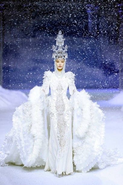 Ice Themed Outfit, Icy Fashion, Extravagant Wedding Dress, Cabaret Vintage, Winter Wonderland Outfit, Runway Fashion Outfits, Heaven Gaia, Drag Dresses, Miss Pageant