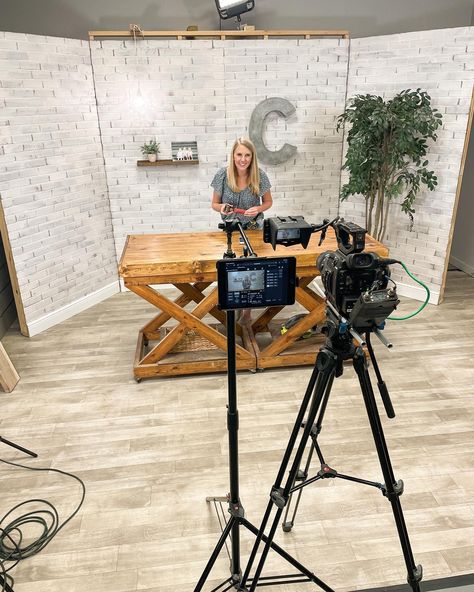 Home Filming Studio, Tv Studio Set Design Ideas, Youtube Studio Ideas Decor, Podcast Backdrop Ideas, Video Set Design, Podcast Studio Design, Filming Studio, Podcast Room, Christmas Gift For Grandparents