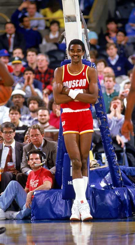 Ralph Sampson Nba Superstars, Best Nba Players, Ralph Sampson, Hakeem Olajuwon, Sports Illustrated Covers, I Love Basketball, School Basketball, Hoop Dreams, Vintage Basketball