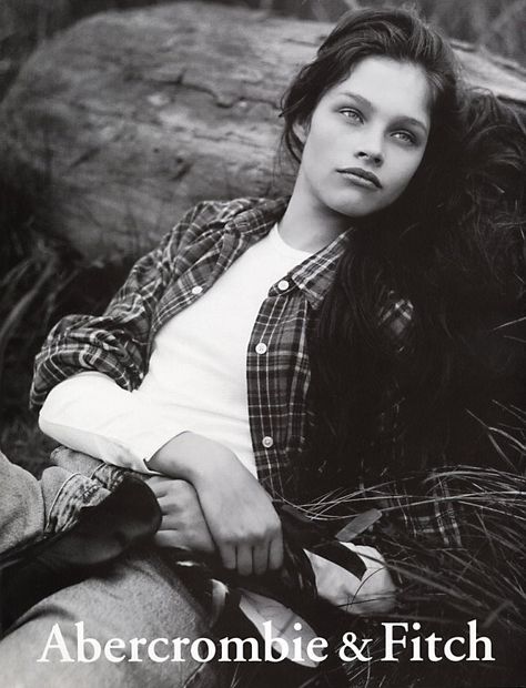 model Lonneke Engel photographed by Bruce Weber for the Abercrombie & Fitch A&F Quarterly summer 1999 issue Abercrombie Ads, Abercrombie Models, 90s Fashion Mens, Lonneke Engel, Photography 90s, 90s Fashion Models, 90s Fashion Outfits Hip Hop, Arthur Elgort, 90s Fashion Women