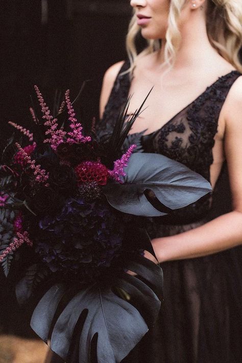 Black Floral Bouquet, Dark Floral Bouquet, Black Bouquet Wedding, Black On Black Wedding, Black Pink Wedding, Black Wedding Bouquet, Purple Wedding Flower, Black And Pink Wedding, Dark Bouquet