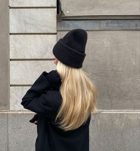 Blond Beige, Autumn Girl, Beige Hat, Wooly Hats, Winter Inspo, Winter Attire, Uni Outfits, Girl Falling, Flower Dresses