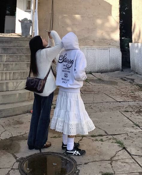 Long Skirt Hoodie Outfit, Hoodie And Long Skirt Outfit, Skirt Hoodie Outfit, Clogs Fashion, Black Sambas, Sambas Outfit, Brown Clogs, Casual Dressing, Hoodie White