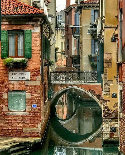 Venice Street Photography, Venetian Buildings, Venice Streets, Venetian Architecture, Pictures Of Venice, Venice House, Venice Architecture, Summer Travel Destinations, Venice Canals