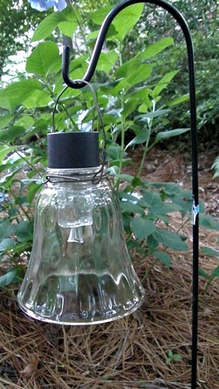 DIY Garden Lights ~ Made with solar lights and old ceiling fan light globes Diy Garden Lights, Ceiling Fan Light Globes, Shed Lighting, Solaire Diy, Garden Driveway, Solar Light Crafts, Cheap Garden, Hanging Solar Lights, Landscape Gardening