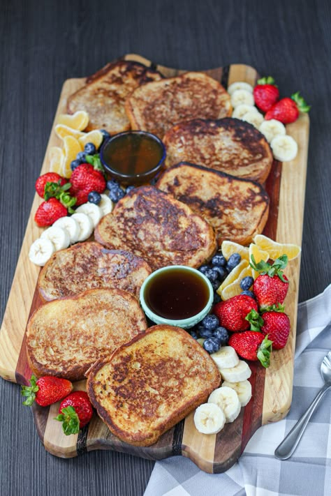 How to Create a French Toast Breakfast Board Charcuterie Breakfast, Oven French Toast, Easy French Toast, Easy French Toast Recipe, French Toast Casserole Recipes, Best French Toast, Breakfast Platter, French Toast Breakfast, Breakfast Board