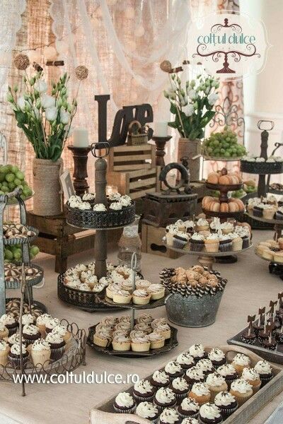 Rustic Desert Table, Desert Table Ideas Wedding, Boho Dessert Table, Rustic Cupcake Display, Rustic Food Display, Hunting Cupcakes, Rustic Wedding Dessert Table, Rustic Candy Bar, Rustic Dessert Table