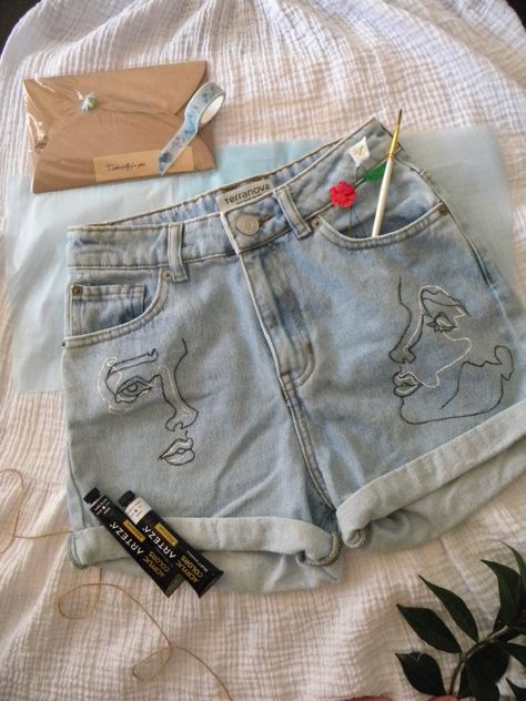 Denim Shorts Painting, Shorts Pintados, Upscale Clothes, Designed Jeans, Random Diys, Thrift Flip Clothes, Dance Decor, Artsy Fashion, Painted Shorts