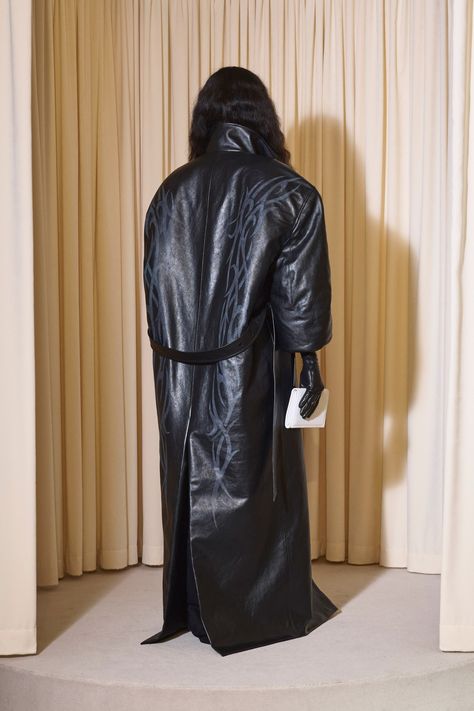 Balenciaga Fall 2024 Couture
https://www.vogue.com/fashion-shows/fall-2024-couture/balenciaga/slideshow/detail#60 Balenciaga Leather Jacket, Balenciaga Couture, Balenciaga Runway, 2024 Couture, Nyc Winter Outfits, Balenciaga Style, Paris Haute Couture, Cristóbal Balenciaga, Tan Coat