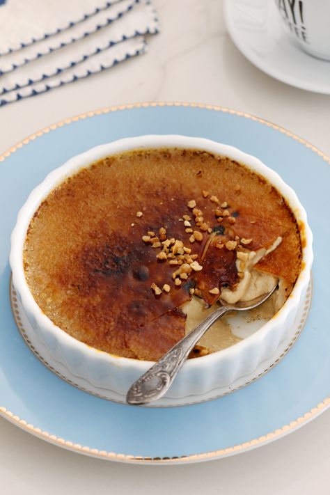 Coffee Creme Brulee, Creme Brulee Desserts, Crunchy Caramel, Creme Brulee Recipe, Brulee Recipe, Best Espresso Machine, Coffee Varieties, Popular Drinks, Espresso Powder