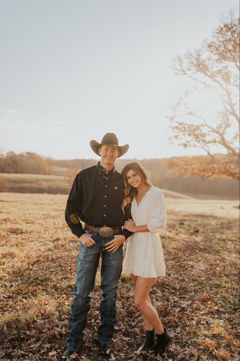 Country Couple Photos, Western Engagement Pictures, Western Couple Photoshoot, Western Engagement Photos, Western Photo Shoots, Fall Photoshoot Ideas, Rustic Engagement Photos, Country Couple Pictures, Portret Feminin