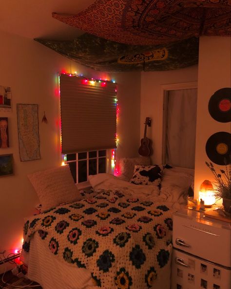 Flags On Ceiling Bedroom, Tapestry Bedroom Ceiling, Room Ideas Trippy, Dorm Tapestry Ideas, Bedroom Aesthetic Tapestry, College Room Ideas, Hippie Room Aesthetic, Dorm Room Cozy, Room Ideas College