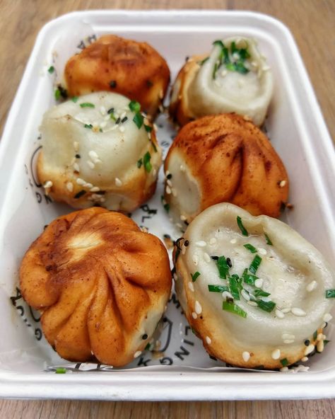 AJ on Instagram: “Pan Fried Soup Dumplings! 🥟💯 ... Some of my favorite bites in London are these Pork and Leek Pan Fried Soup Dumplings aka Shengjianbao.…” Fried Soup Dumplings, Pan Fried Soup Dumplings, Pan Fried Dumplings, Pork Dumplings, Soup Dumplings, I Want Food, Fried Dumplings, Food Inspo, Food Obsession