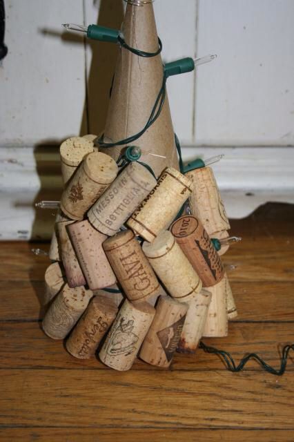 cork lighted tree Wine Cork Tree, Cork Wreaths, Wine Cork Christmas, Wine Cork Christmas Tree, Cork Christmas, Cork Crafts Christmas, Cork Christmas Trees, Wine Cork Diy Crafts, Wine Cork Projects